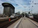 Zwei ICE 1 nach Zrich (rechts) und Berlin Ostbahnhof (links) stehen am 2.4.2012 in Frankfurt Hbf.