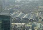 Der Frankfurter Hauptbahnhof fotographiert von der Aussichtsplattform des Maintowers.