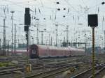 Einige abgestellte Doppelstockwagen stehen hier am 23.08.2013 im Gleisvorfeld in Frankfurt (Main) Hbf.