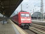 101 082-6 steht hier mit einem IC in Frankfurt(Main Hbf) am 23.08.2013.
