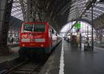 Ein Blick auf die 111 097 DB steht mit einem SE60 Zug von Frankfurt-am Main-Hbf nach Heidelberg-Hbf auf Gleis 12 am Kalten Morgen vom 20.2.2015.