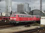 DB 218 833-2 und 218 xxx-x stehen am 01.03.15 als Abschlepploks in Frankfurt am Main Hbf vom Bahnsteig aus fotografiert