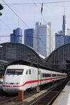 Weltstadtkulisse mit passendem Zug davor: 401 006 in Gleis 9 des Frankfurter Hauptbahnhofs (9.4.16).