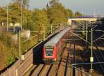 Luftbild von der Fußgängerbrücke in Frechen Königsdorf auf einen nach Aachen fahrenden Zug am Sonntag den 1.11.2015