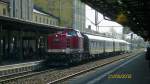 Die 112 565-7 am 21.04.2012 beim Halt im Bahnhof Freiberg, macht hier Station auf dem Weg ins Obere Erzgebirge.