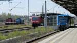 am 24.4.15 hatte ich im Bahnhof Freiberg zufällig die Situation 4 Loks  auf einem Haufen  zu fotografieren, das waren von rechts das Shuttle der Freiberger Eisenbahn Richtung Holzhaus, die 143