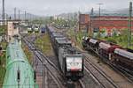 Durchfahrt am Nachmittag des 28.04.2019 von MRCE/SBBCI ES 64 F4-990 (189 090-4) mit einem  GTS -Containerzug aus Rotterdam durch den Güterbahnhof von Freiburg (Breisgau) in Richtung Schweiz.