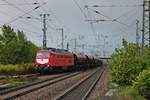 Einfahrt am Nachmittag des 28.04.2019 von WFL 232 527-2 mit ihrem Schotterzug und einer Stopfmaschine am Zugschluss (Bad Krozingen - Müllheim (Baden) in Richtung Gleis 6 des Zielbahnhofes.