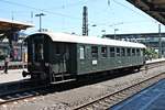 Portrait vom Eilzugwagen 74 285 Kar (Baujahr 1937) der IG 3Seenbahn e.V., als dieser am Nachmittag des 29.06.2019 im Hauptbahnhof von Freiburg (Breisgau) stand.