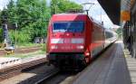 Die DB 101 026-3 mit IC 2103 fahrt ein in Freiburg Hbf am 29.