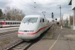 Nachschuss von 401 083-1 (93 80 5 401 083-1 D-DB)  Timmendorfer Strand  am 08.03.2013 bei der Ausfahrt aus dem Hauptbahnhof von Freiburg. 