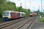 Paralelleinfahrt: BSB VT 017 und ein weiterer BSB-Triebwagen als BSB (DPN) 88373 und 146 113-6 mit ihrem RE 26517 am 09.05.13 bei der Einfahrt in Freiburg (Breisgau) Hbf.