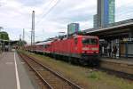 Am 09.05.2013 stand 143 308-5 mit einer vierteiligen Hllental-Garnitur abfahrbereit auf Gleis 7 in Freiburg (Brsg) Hbf.