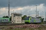 485 012-8 wartet am 27.06.13 brav im Freiburger Gbf vor dem Stellwerk  Frf  auf ihre nchste RoLa, die auf den Nachbargleisen gerade zusammengestellt wird.