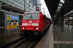 146 235-7 zusammen mit 146 233-2 und dem RE 26510 von Basel nach Offenburg am Nachmittag des 10.11.13 beim Halt in Freiburg (Breisgau) Hbf.