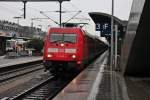 Zwischenhalt nur für den Ausstieg, heißt es auf dem Display am Bahnhsteig für den CNL 473 (Kopenhagen CS - Basel SBB), der am 14.12.2013 von 101 088-3 bepannt ist.