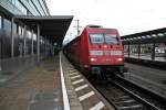 101 091-7 mit dem EC 8 von Chur HB nach Hamburg Altona am Mittag des 14.12.13 beim Zwischenhalt in Freiburg (Breisgau) Hbf.