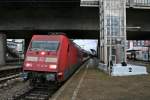 101 123-8 mit dem EC 9 von Hamburg Altona nach Chur HB am Nachmittag des 14.12.13 beim Zwischenhalt in Freiburg (Breisgau) Hbf.