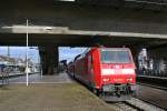 146 111-0 mit einem RE nach Offenburg am Nachmittag des 14.12.13 bei der Einfahrt in Freiburg (Breisgau) Hbf.