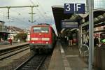 111 048-5 war am Mittag des 14.12.13 mit der RB 26567 von Offenburg nach Neuenburg (Baden) unterwegs, hier beim Halt und Personalwechsel in Freiburg (Breisgau) Hbf.