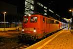 Am Abend des 24.01.2014 stand die Berliner DB Schenker/DB Fernverkehr 140 585-1 mit dem Pbz 2458 (Basel Bad Bf - Karlsruhe Hbf) bei einem Betriebshalt in Freiburg (Brsg) Hbf auf Gleis 2, da sie dort