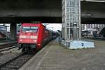 101 029-7 mit dem gut eine Stunde verspteten EC 9 von Hamburg-Altona nach Zrich HB/Basel SBB am Nachmittag des 22.04.14 beim Halt in Freiburg (Breisgau) Hbf.