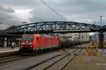 Durchfahrt am 14.12.2013 von 185 038-7 mit dem Kesselwagenzug aus Bantzenheim (F) nach Offenburg in Freiburg (Brsg) Hbf.