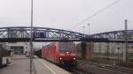 185 116 rauscht mit einem Gterzug durcch den Freiburger Hauptbahnhof.