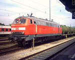 Im Juni 2003 steht Lok 217 015 (Krupp 1968) vor einem Müllzug im Bahnhof Freilassing.