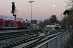 Vollmond (|) - Während RE 3245, Aulendorf - Enzisweiler, den Bahnhof von Friedrichshafen verlässt, befindet sich ein Triebwagen der BOB auf Rangierfahrt und ein 612er ist auf dem Stumpengleis am ehemaligen Stellwerk abgestellt (20.03.2019).