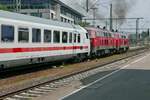 Abfahrt von 218 401-8 und 218 491-9 mit dem IC 119  BODENSEE , Dortmund - Bludenz, im Friedrichshafener Stadtbahnhof (09.06.2021)