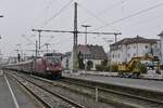 Whrend 1116 156 mit den Wagen des RJX 897  BREGENZERWALD  von Frankfurt (Main) zum Flughafen Wien in den Friedrichshafener Stadtbahnhof einfhrt, fhrt ein Zweiwegebagger in die gleiche Richtung, um