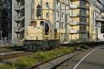 580 008-7 der UTL fährt am 10.10.2022 durch den Bahnhof von Friedrichshafen