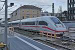 Überraschung im Friedrichshafener Stadtbahnhof (||) - ICE 9204 mit Triebzug 7812 204-2 am 29.03.2023 nach der Einfahrt aus Richtung Lindau und vor einem Fahrtrichtungswechsel Richtung Ulm.