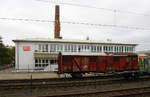 Ein ausgemusterter gedeckter Güterwagen (1 | Gattung G | Gedeckter Güterwagen der Regelbauart) ist im Bahnhof Fulda abgestellt.