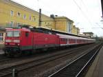 Eine BR143 mit Reginalzug wartet auf Grnes licht fr Abfahrt nach Frankfurt (Main)