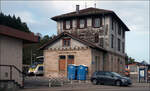 Bahnhof Gaildorf West -     Das Bahnhofsgebäude vom ZOB aus gesehen mit Durchblick zu dem auf seine Rückfahrt wartenden Talent Triebzug als MEX 19 nach Stuttgart.