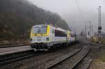 DbZ 38960 Karlsruhe Hbf - Mnchen-Allach: Eurosprinter ES 64 P-001 mit einer  MRCE -189 und zwei Vertreterinnen der Baureihe 18 (SNCB) auf Durchfahrt Geislingen/Steige.