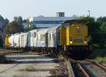 DB Netzinstandhaltung V 100, 203 302-5 ( 9280 1203 302-5 D-DB ) an der Spitze eines Unkrautspritzzuges im Holzbahnhof von Gera am 13.8.2020