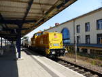 DB Netz V 100, 203 316-5 ( 9280 1203 316-5 D-DB ) mit einem Unkrautvernichtungszug auf der Durchfahrt im HBF Gera am 13.8.2020