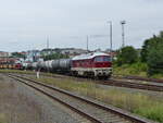 NREC Ludmilla, 132 426-8 ( 9280 1232 426-7 D-NREC ) mit einem Kesselwagenzug in Gera am 28.7.2021