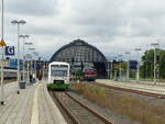 EB VT 325 (95 80 0650 264-4 D-EIB) als RB 80848 (Saalfeld (Saale) - Leipzig Hbf) und EBS 132 334-4 mit dem RE 16594  Pfefferminz-Express  nach Erfurt Hbf, am 04.08.2021 in Gera Hbf.