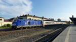 Der IC 2151 mit der Press 246 049-2 TRAXX DE ( 9280 1246 011-1 D-PRESS ) steht abfahrbereit in Gera HBF am 11.10.2022