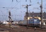 Möglicherweise bietet der heutige Bahnhof Gießen dem Reisenden unter anderem mit höheren (und verkürzten) Bahnsteigen mehr Komfort, bahnfotografisch hat er seinen Reiz weitgehend verloren. Im Sommer 1983 konnte man an Gleis 5  legal  von der äußersten Bahnsteigspitze die Richtung Frankfurt und Siegen ausfahrenden Züge mit der Ausfahrsignalgruppe (man beachte die Kombination von Form- und Lichtsignalen !) in Szene setzen.