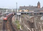 Blick von der Brcke der Klinikstrae nach Nordosten auf Gieen Hbf am 25.9.13: Links schiebt 146 122 ihren RE nach Gleis 2.