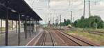 Blick aus dem Fahrgastraum durch das Führerstandsfenster im Bahnhof Gößnitz, welcher bis vor kurzem die Bezeichnung  Wir begrüßen sie am längsten Bahnsteig Deutschlands 