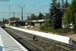 Hier mal noch ein nherer Blick auf den Bahnsteig 1 in Graben-Neudorf mit dem Bahnhofsgebude im Hintergrund.