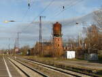 Die Reste vom Ringlokschuppen und dem Wasserturm am 26.11.2021 in Großkorbetha.