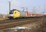 182 518-1 (ES 64 U2-018) verlsst am 15.02.2013 den Bahnhof Grokorbetha mit einem Regionalexpress die Saale hinauf.