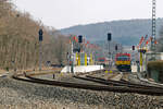 Die westliche Ausfahrt des Bahnhofs Grävenwiesbach am 18.03.2006, die nach rechts abbiegenden Gleise führen in Richtung Usingen/Bad Homburg.